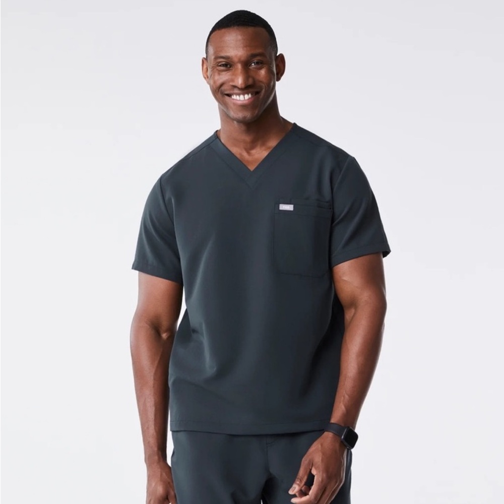 Figs Men’s Leon Three Pocket Scrub Top - Dark Harbor